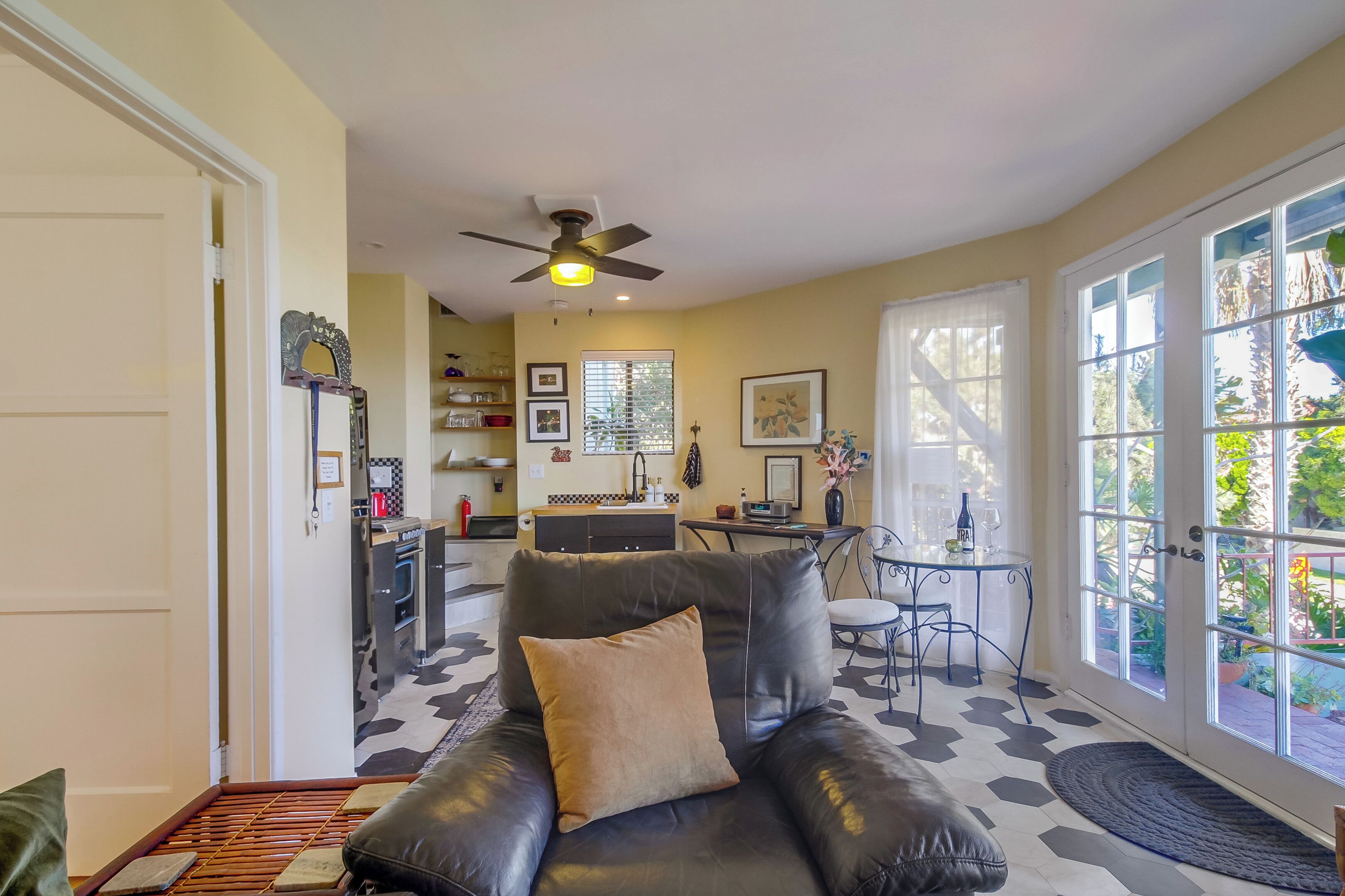 Smart TV, fireplace, DVD player, books