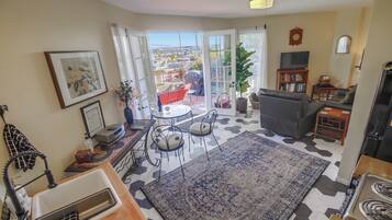 Smart TV, fireplace, DVD player, books