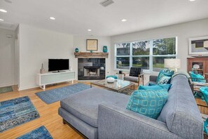 TV, fireplace