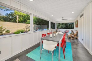 تناول الطعام بالخارج