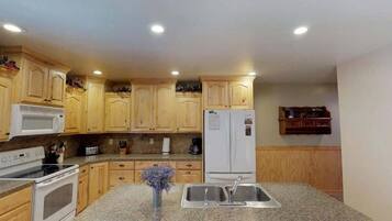 Coffee/tea maker, fridge, microwave, oven