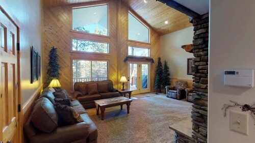 22 MI to YNP | Hot Tub | Huckleberry Retreat