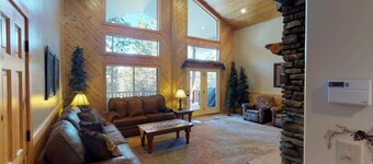 22 MI to YNP | Hot Tub | Huckleberry Retreat