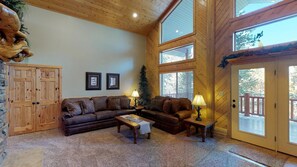 Fernseher, Kamin, DVD-Player