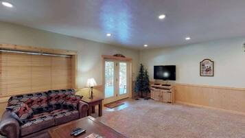TV, fireplace, offices