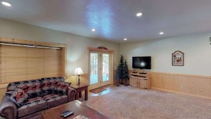 TV, fireplace, offices