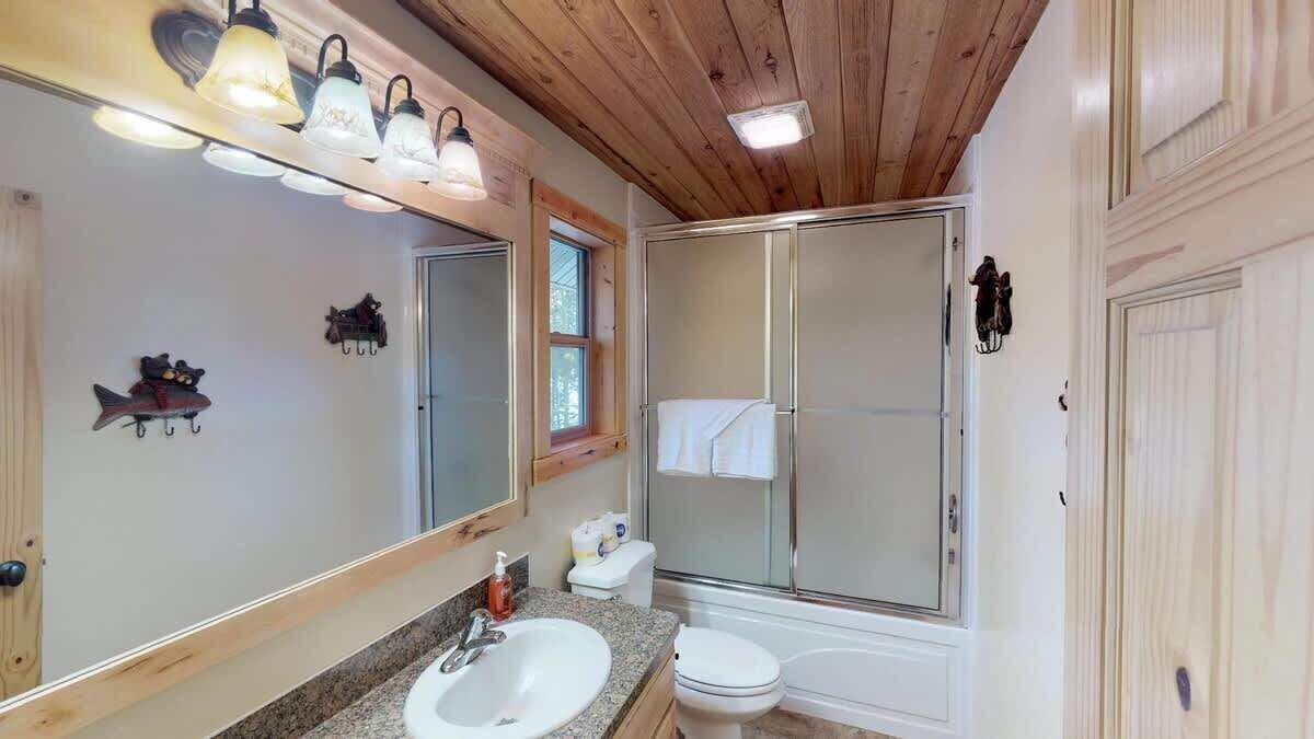 Combined shower/bathtub, hair dryer, towels