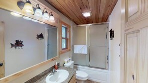 Combined shower/tub, hair dryer, towels