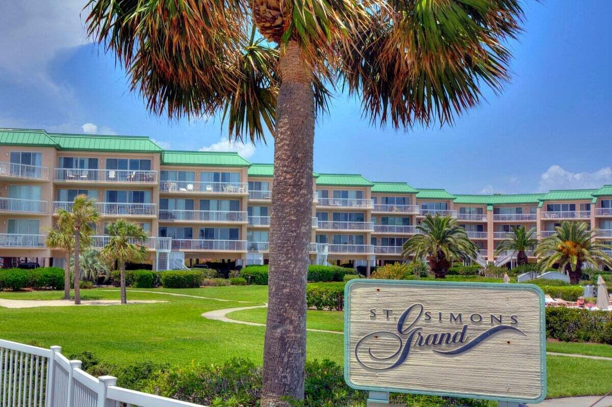 Un hotel con techo verde, varios balcones y un letrero que dice "St. Simons Grand".