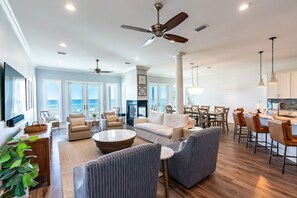 Smart TV, chimenea, reproductor de DVD y biblioteca musical 