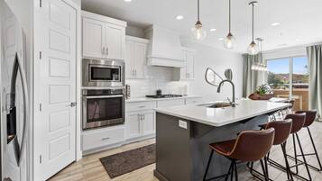 Een koelkast, een magnetron, een oven, een kookplaat