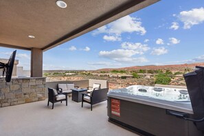 Terrace/patio - Private Hot Tub & Fire Place | Relax in Luxury (Washington)