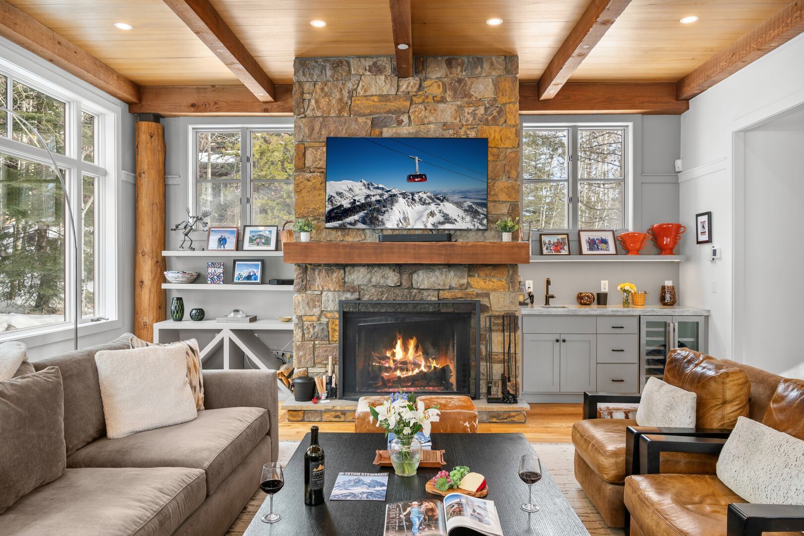 Smart TV, fireplace, DVD player, stereo