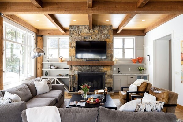 Smart TV, fireplace, DVD player, stereo