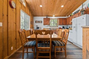 Dining - Brand New Spa ! Log Fireplace, BBQ, 3 Full Baths! (Big Bear)