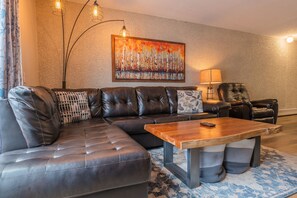 TV - 3-story Condo in the Heart of Breckenridge! Family Friendly! (Breckenridge)