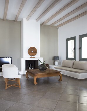 TV, fireplace, stereo