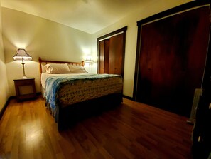 6 bedrooms, desk, iron/ironing board, free WiFi - 2 Houses for the price of 1! Downtown! Walk! Free bikes! Renovated 2023! (Coeur d'Alene)