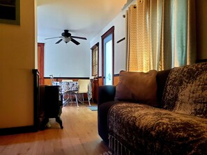 Smart TV, fireplace, DVD player, video library - 2 Houses for the price of 1! Downtown! Walk! Free bikes! Renovated 2023! (Coeur d'Alene)