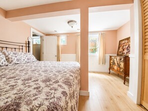 5 bedrooms, desk, iron/ironing board, free WiFi