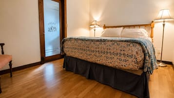 5 bedrooms, desk, iron/ironing board, free WiFi