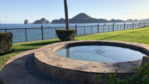 Tinaja de piedra con vista al mar y a las montañas.