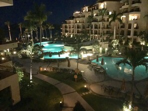 Una piscina al aire libre, una piscina climatizada