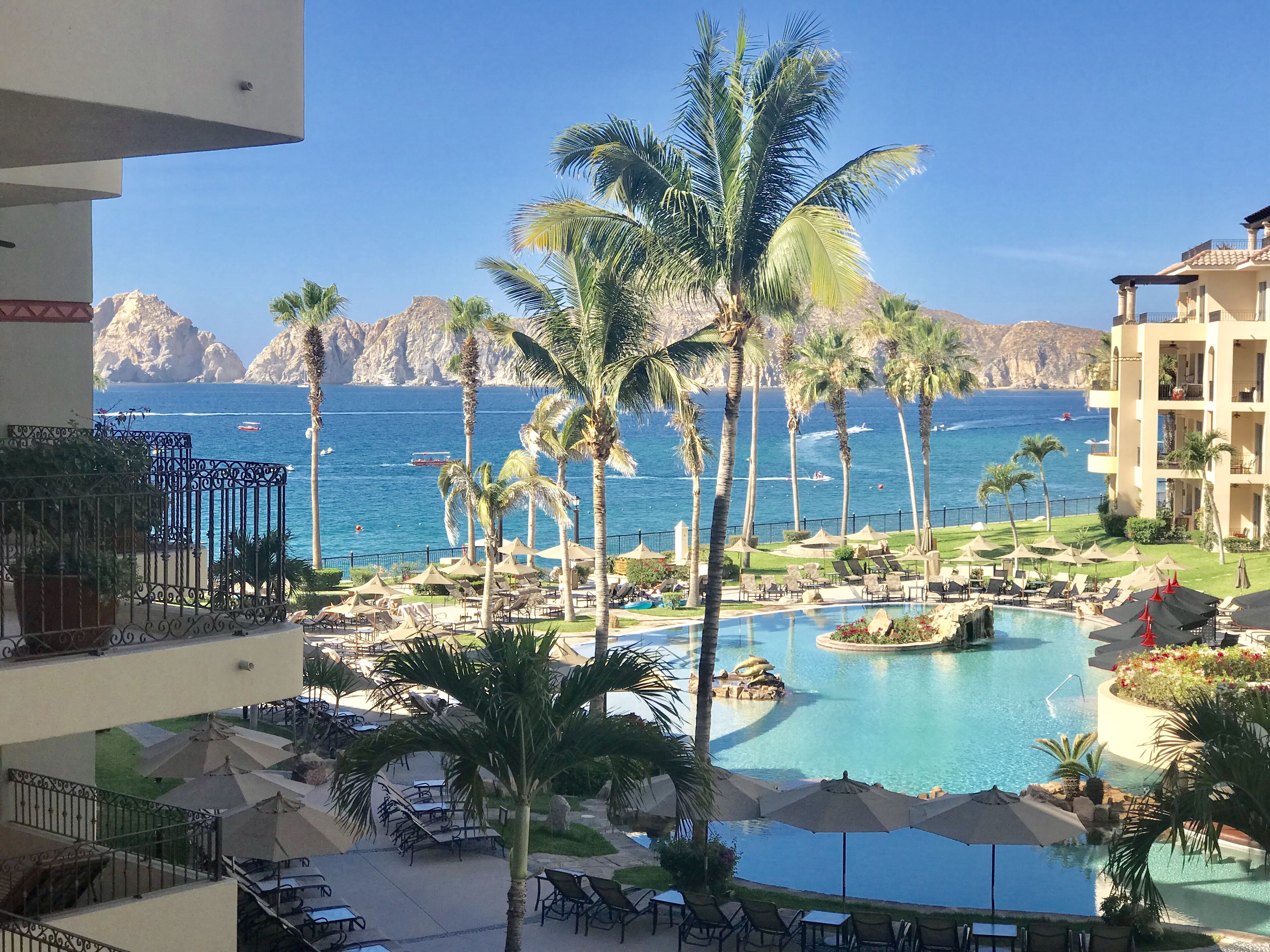 Utendørsbasseng og et oppvarmet basseng