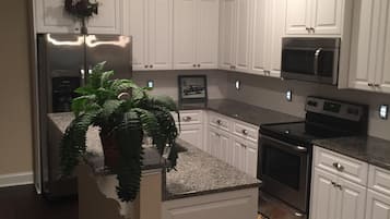 冷蔵庫、電子レンジ、オーブン、コンロ