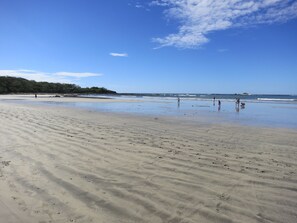 Vlak bij het strand, ligstoelen aan het strand, strandlakens