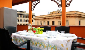 Outdoor dining - Vatican Penthouse with Terrace - St Peter's Dome view (Roma)