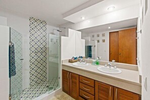 Bathroom - 1-Bedroom Unit With Convenient Access to the Pool and Beach (Cozumel)