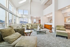 Smart TV, fireplace, video game console, DVD player - 5 Bedroom, 4 Bath Beautifully Decorated Ski House (Eden)