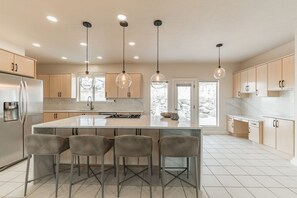 Fridge, microwave, oven, stovetop - 5 Bedroom, 4 Bath Beautifully Decorated Ski House (Eden)