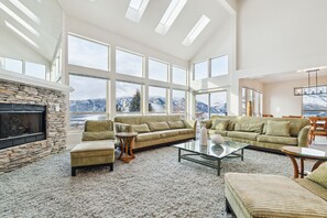 Smart TV, fireplace, video game console, DVD player - 5 Bedroom, 4 Bath Beautifully Decorated Ski House (Eden)