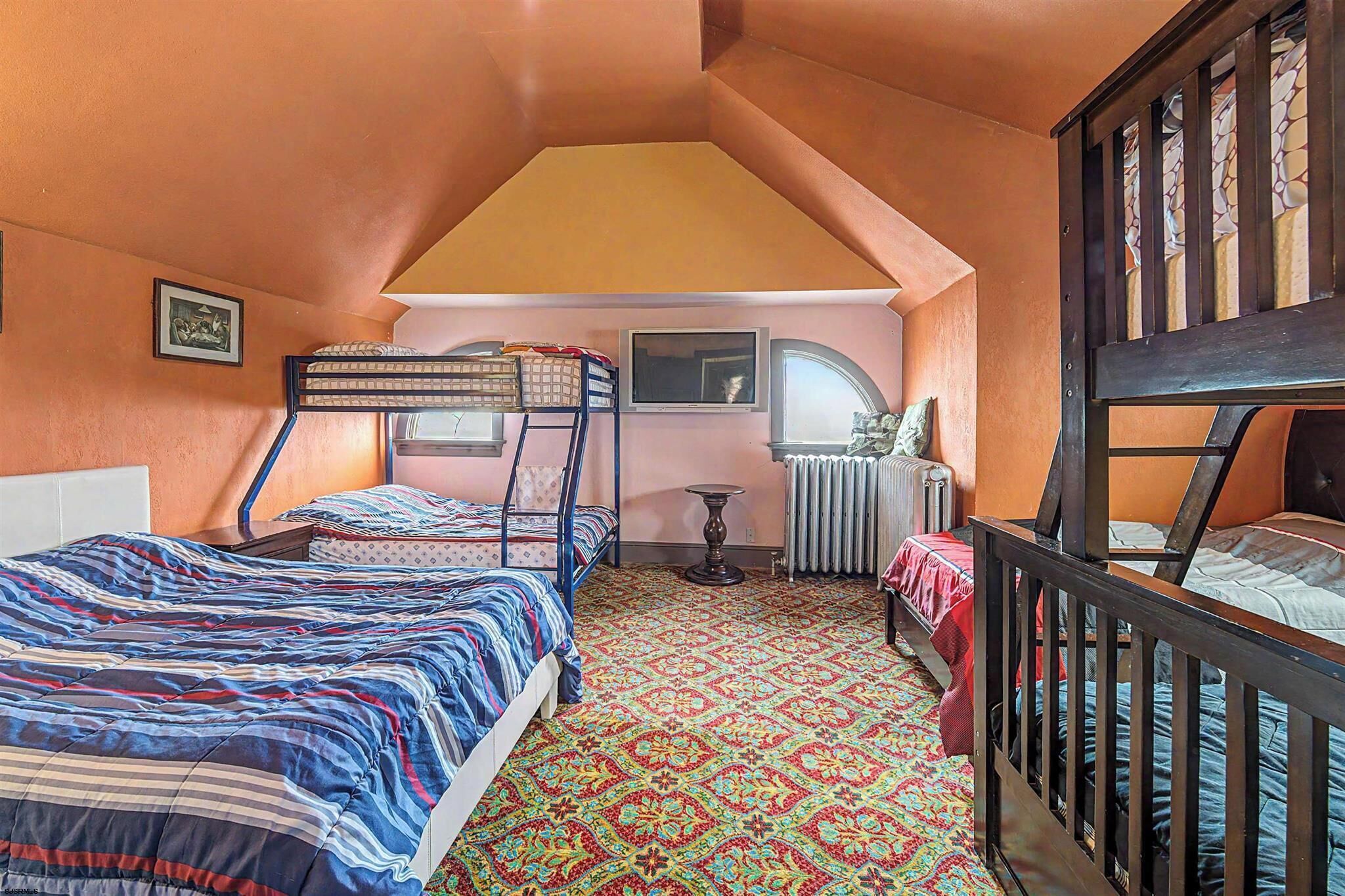 6 bedrooms, desk, iron/ironing board, free WiFi