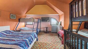 6 bedrooms, desk, iron/ironing board, free WiFi