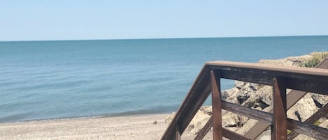 Vlak bij het strand, ligstoelen, strandlakens