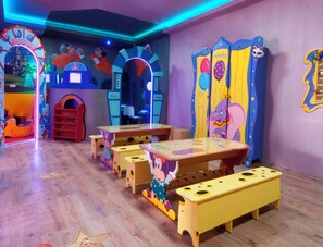 A children's playroom with colorful furniture and cartoon-themed decorations. - Herods Palace Hotels & Spa Eilat (Eilat)