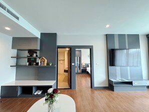 Literie hypoallergénique, minibar, décoration personnalisée, bureau