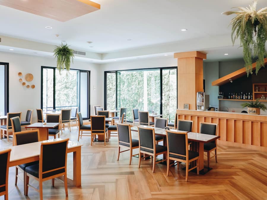 Serveert ontbijt, lunch en diner