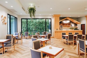 Breakfast, lunch and dinner served - Civilize Hotel (Udon Thani)