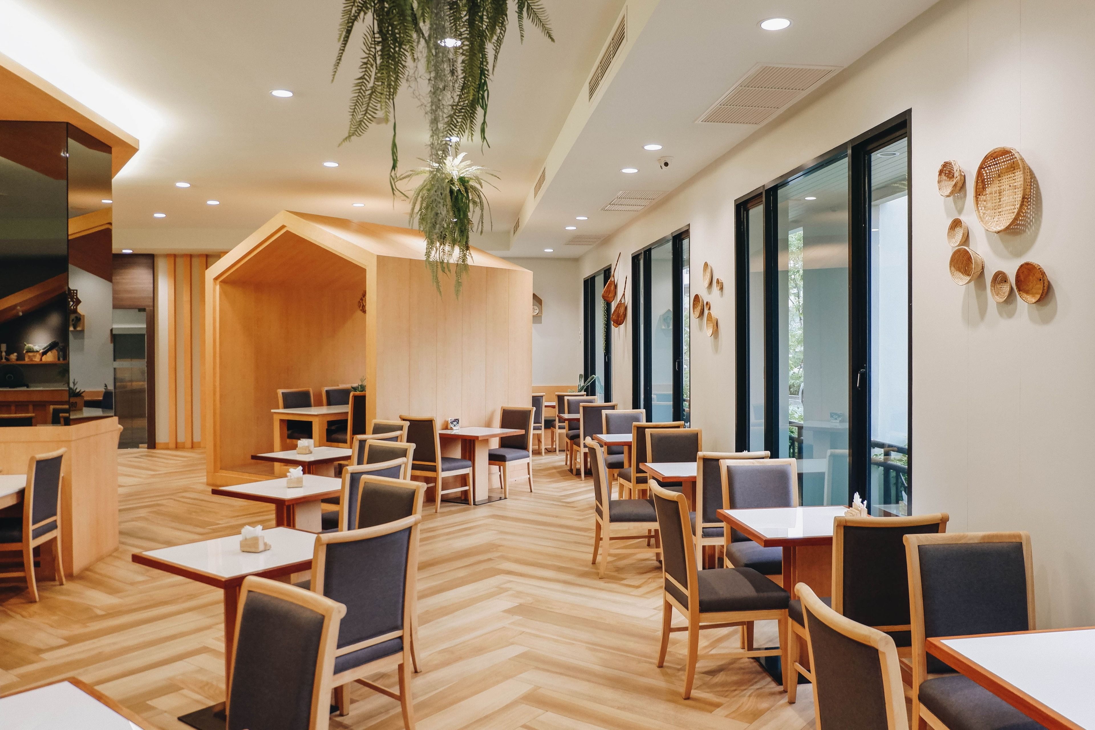 breakfast, lunch and dinner served