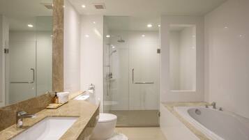 Un baño moderno con un lavamanos grande, inodoro y bañera.