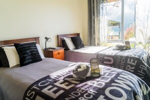 Soundproofing, iron/ironing board, free WiFi, bed sheets - Tombstone Motel, Lodge & Backpackers (Picton)