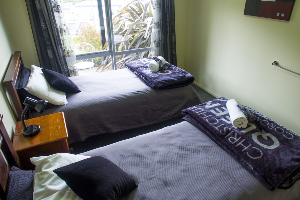 Chambre avec lits jumeaux | Chambres insonorisées, fer et planche à repasser, Wi-Fi gratuit