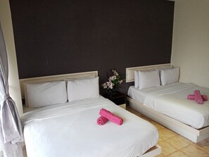 Family-4 Suite | Desk, iron/ironing board, free WiFi, bed sheets - Hotel 77 (Serendah)