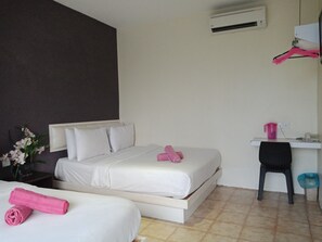 Suite familiar (  4  ) | Escritorio, tabla de planchar con plancha, wifi gratis y ropa de cama