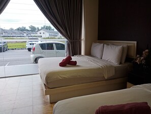 Suite familiar (  4  ) | Escritorio, tabla de planchar con plancha, wifi gratis y ropa de cama