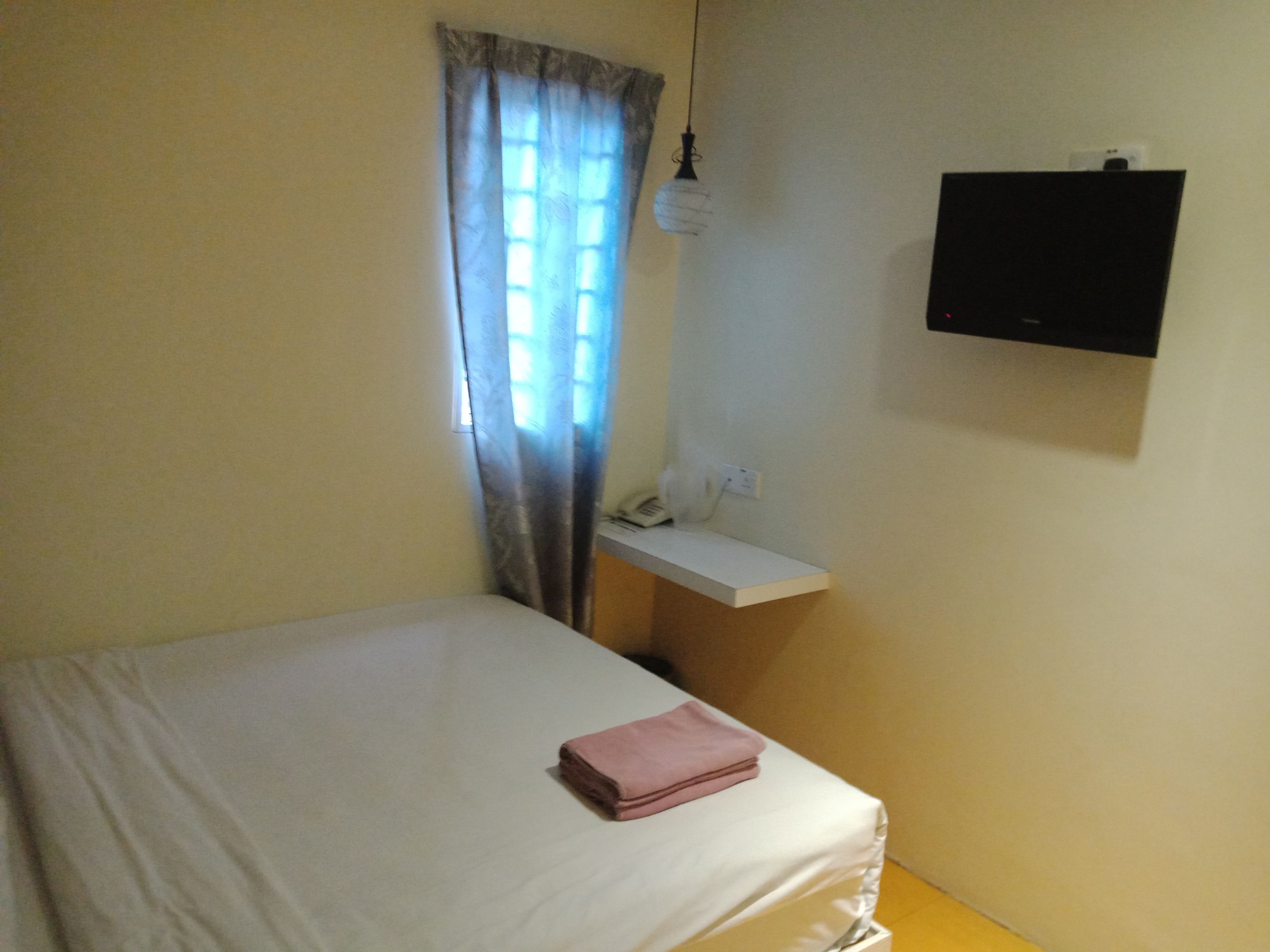 superior queen | desk, iron/ironing board, free wifi, bed sheets